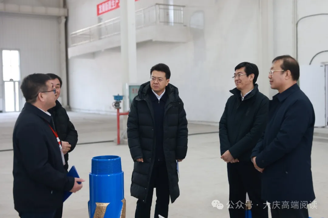 市委书记李世峰来到油气钻完井技术国家工程研究中心破岩与高压水射流实验室调研